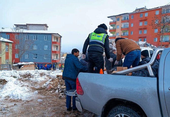 Van Büyükşehir Belediyesi Deprem Bölgesi İçin Personel Ve Malzeme Desteğini Sürdürüyor