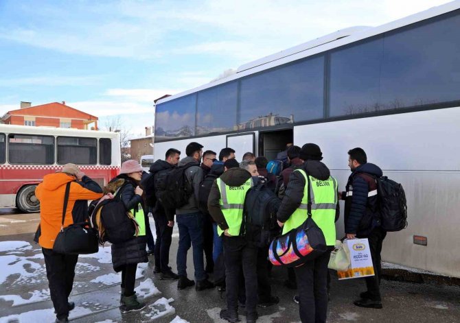 Van Büyükşehir Belediyesi Deprem Bölgesi İçin Personel Ve Malzeme Desteğini Sürdürüyor
