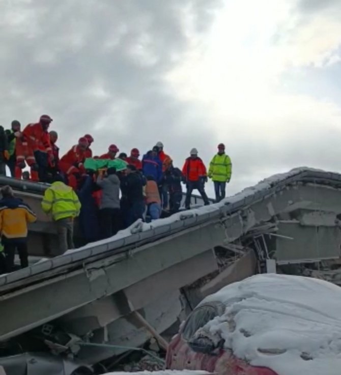 Van Büyükşehir Belediyesi Ekipleri 59 Saat Sonra Enkazdan Bir Yaralı Daha Kurtardı