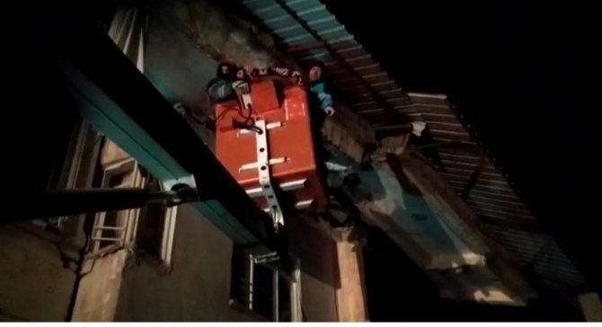 Van’dan Giden Ekip 80 Yaşındaki Kadını Enkazdan Sağ Çıkarttı