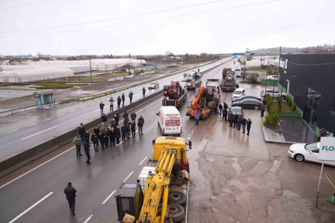 Yalova’dan Hatay’a 42 Ağır İş Makinesi Gönderildi