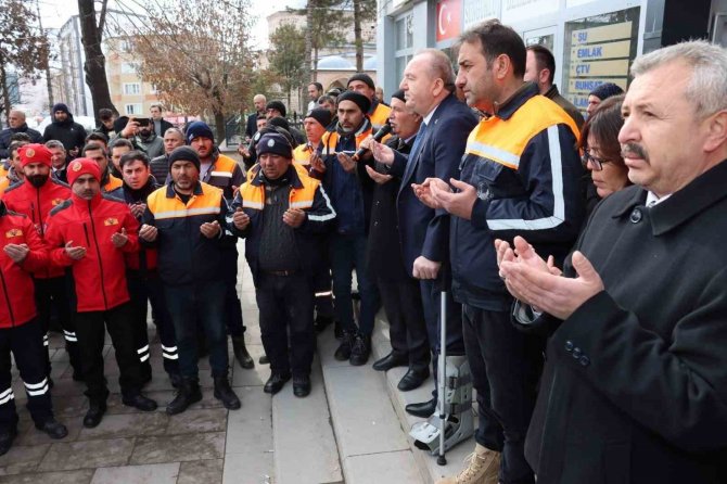 Deprem Bölgesine 5 Tır Yardım Malzemesi İle 10 Kişilik Aşevi Gönderildi