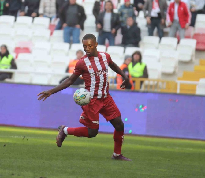 Sivassporlu Max Gradel’den Depremzedelere Yardım