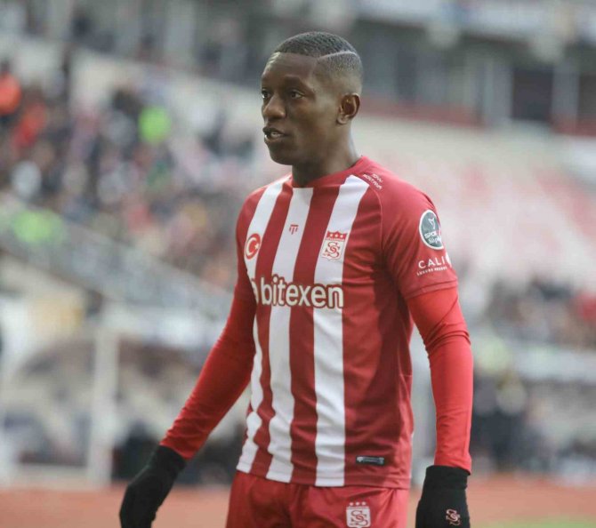 Sivassporlu Max Gradel’den Depremzedelere Yardım