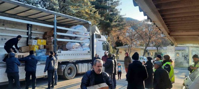 Alaplı’dan Çıkan Yardımlar Deprem Bölgesinde Dağıtımını Sürdürüyor
