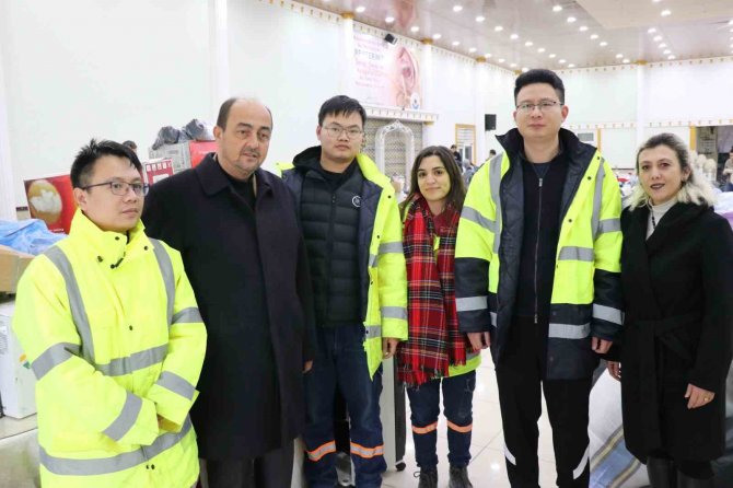 Çinli İşçilerden Deprem Bölgesine Yardım