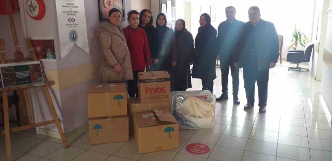 Kursta Dikilen Kıyafetler Depremzedeleri Isıtacak