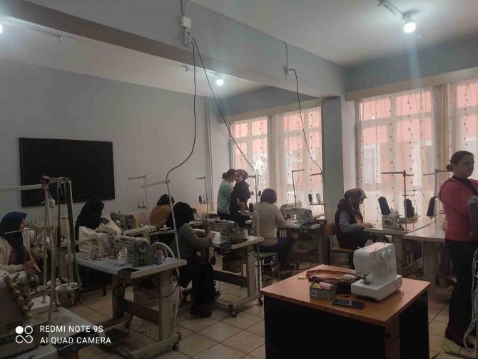 Kursta Dikilen Kıyafetler Depremzedeleri Isıtacak