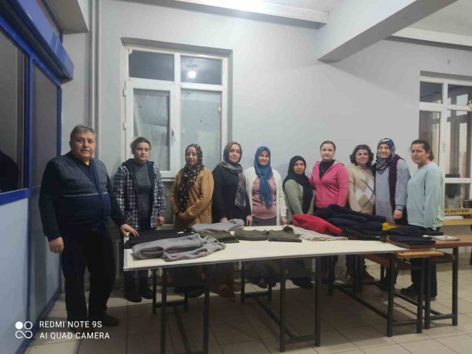 Kursta Dikilen Kıyafetler Depremzedeleri Isıtacak