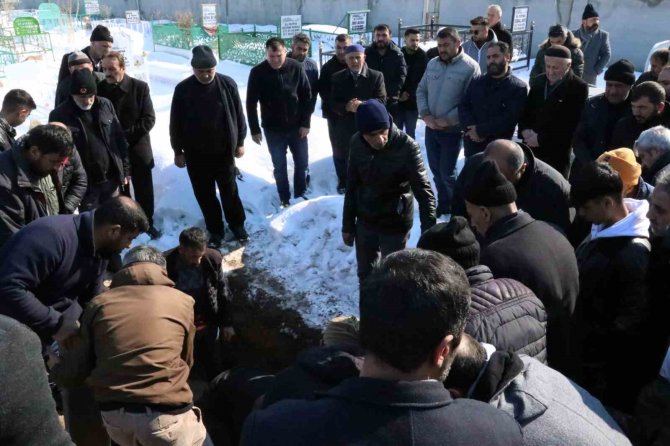 Adıyaman’da Enkaz Altında Kalan İşçi Van’da Toprağa Verildi