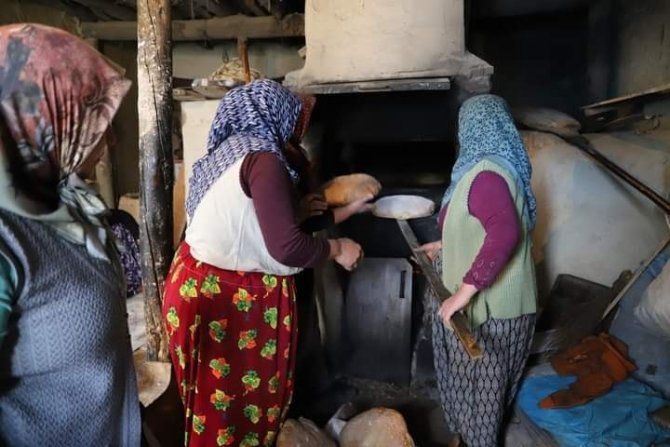 Uzun Süre Tok Tutan Afyon Ekmeği Deprem Bölgesine Gönderiliyor