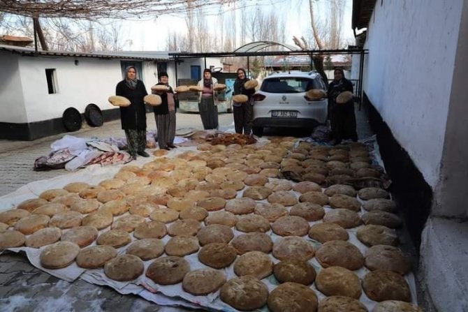 Uzun Süre Tok Tutan Afyon Ekmeği Deprem Bölgesine Gönderiliyor