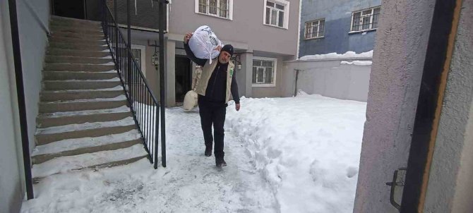Ağrı Afet Bölgelerine Yardımlarını Ulaştırmaya Devam Ediyor