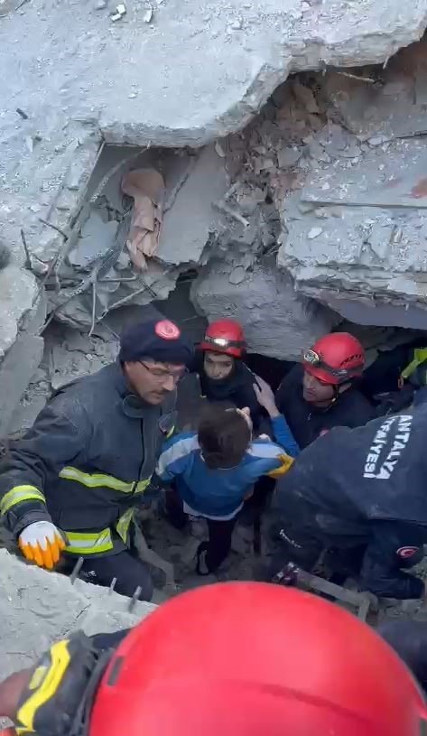 Hatay’da 21 Yaşındaki Genç 84’üncü Saatte Enkazdan Sağ Çıkarıldı