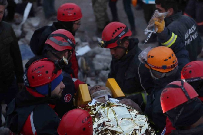 Hatay’da Abla Kardeş 86’ıncı Saatte Enkazdan Sağ Çıkarıldı