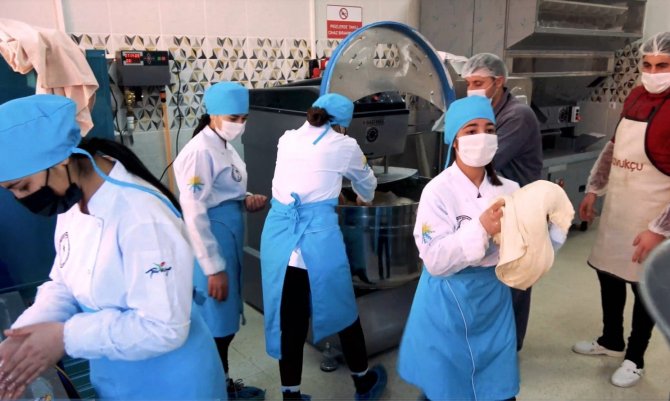 Ardahan’da Liselilerin Ürettiği 24 Bin Ekmek Deprem Bölgesine Gönderildi