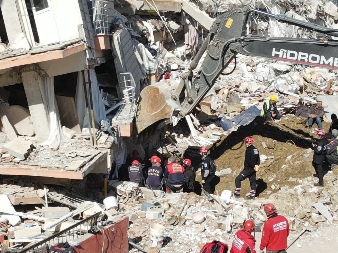 Asansör Boşluğundan İnip, Enkazdaki Genci Kurtardılar