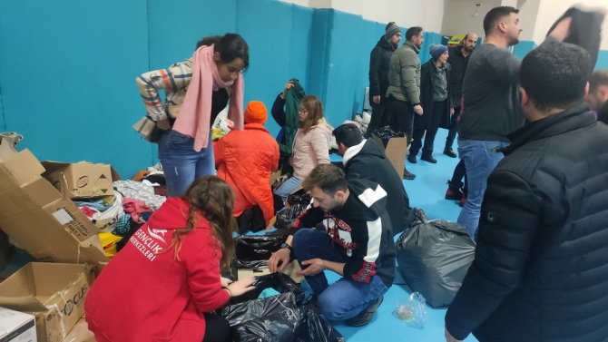 Aydınlı Gençler Projeyi Yarım Bıraktılar, Depremzedelere Koştular