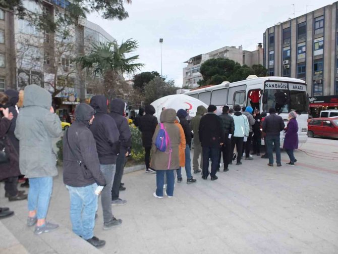 Burhaniyeliler Kan Bağışı İçin Kuyruk Oldular