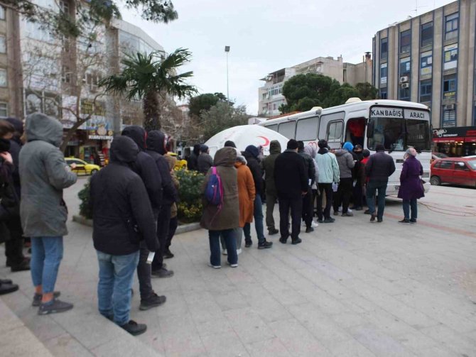 Burhaniyeliler Kan Bağışı İçin Kuyruk Oldular
