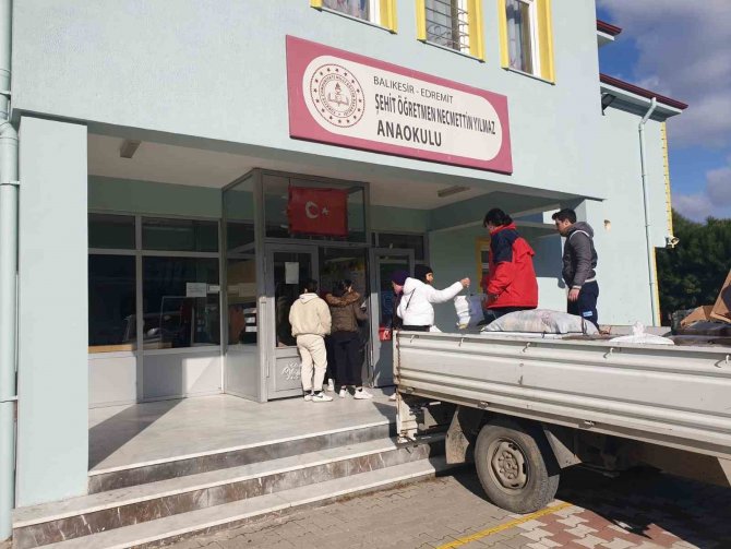 Edremit’te Okullar Deprem Yardım Çalışmalarına Katılıyor