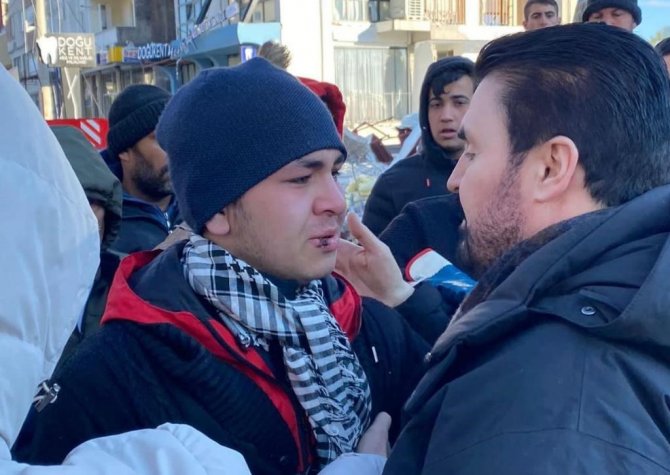 Başkan Sayan, Depremzedelerin Yanında