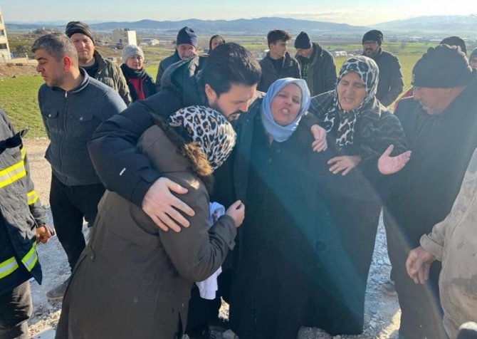 Başkan Sayan, Depremzedelerin Yanında
