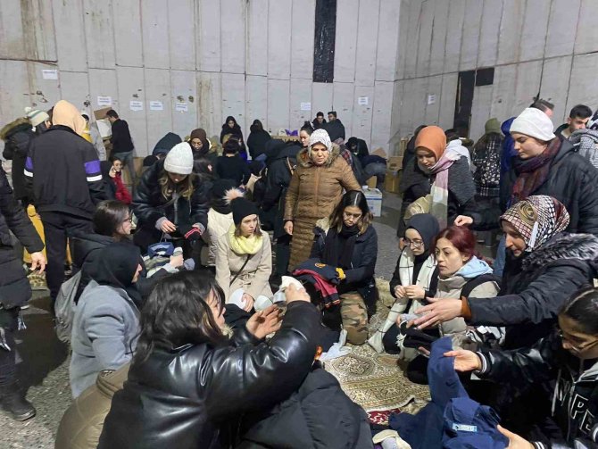 Başkentteki Vatandaşlar 4. Gününde De Depremzedeler İçin Yardıma Koştu