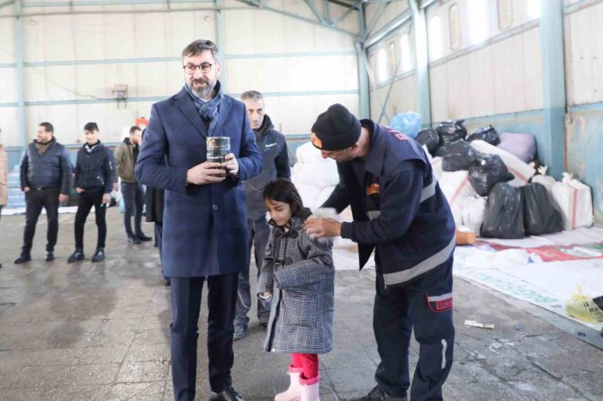 9 Yaşındaki Minik Zeynep Kumbarasını Depremzedeler İçin Bağışladı