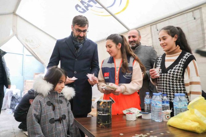 9 Yaşındaki Minik Zeynep Kumbarasını Depremzedeler İçin Bağışladı