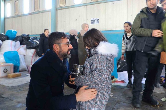 9 Yaşındaki Minik Zeynep Kumbarasını Depremzedeler İçin Bağışladı