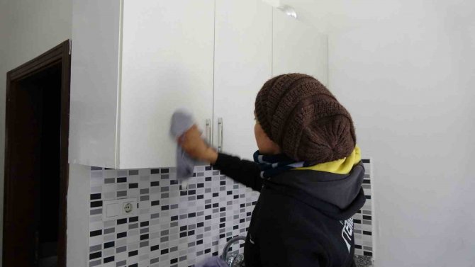 Burdur’da Depremzedeler İçin Hazırlanan Evleri Gönüllü Olarak Temizliyorlar