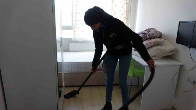 Burdur’da Depremzedeler İçin Hazırlanan Evleri Gönüllü Olarak Temizliyorlar