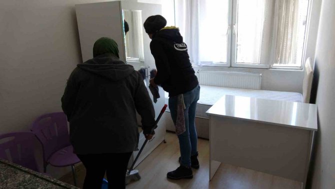 Burdur’da Depremzedeler İçin Hazırlanan Evleri Gönüllü Olarak Temizliyorlar