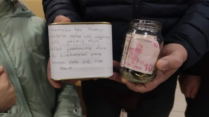 Minik Nisanur Depremzedelere Kumbarasını Bağışladı