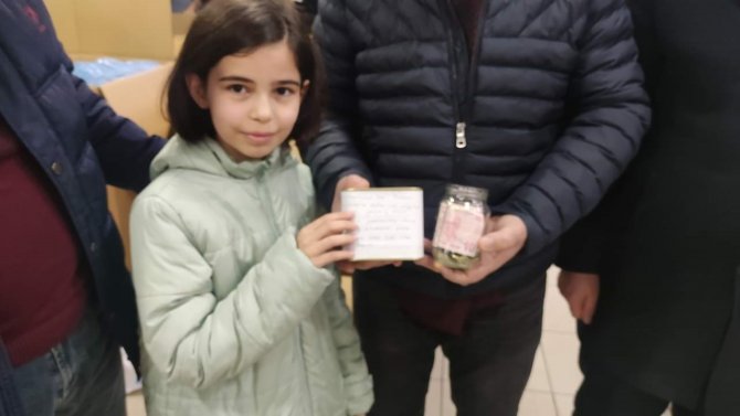 Minik Nisanur Depremzedelere Kumbarasını Bağışladı