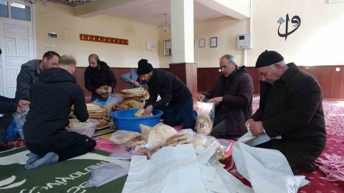 Van’da Tandırlar Depremzedeler İçin Yandı