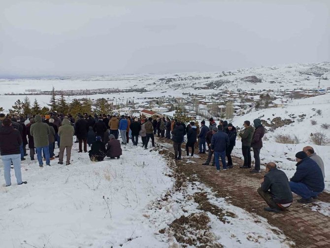 Depremde Hayatını Kaybeden İnşaat Ustası Toprağa Verildi