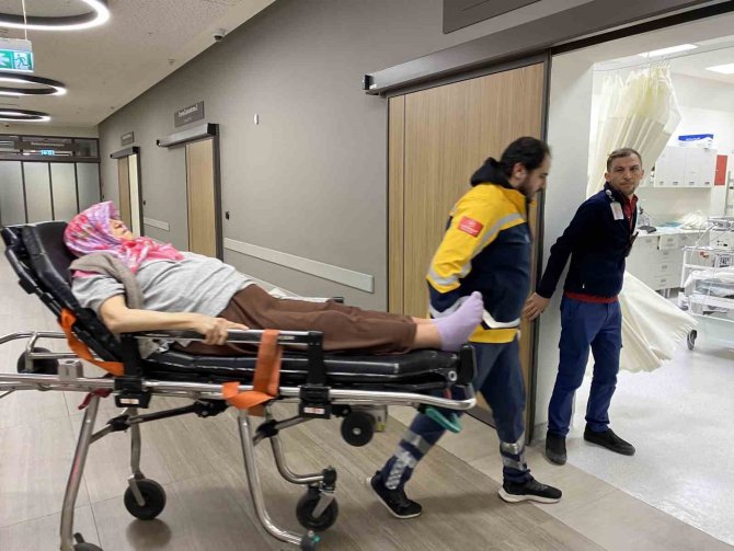 Depremzede Korku Dolu Anları Gözyaşlarıyla Anlattı: “Oğlum Annesini Sırtladı, Sürükleyerek Kurtardı"