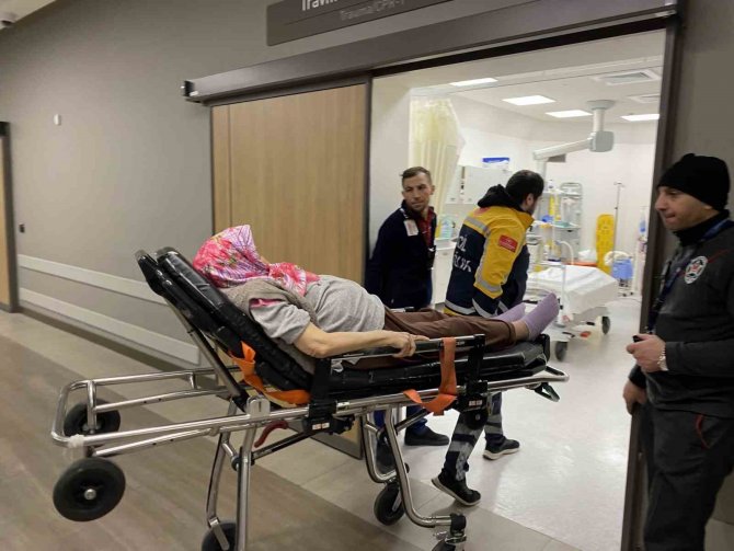 Depremzede Korku Dolu Anları Gözyaşlarıyla Anlattı: “Oğlum Annesini Sırtladı, Sürükleyerek Kurtardı"