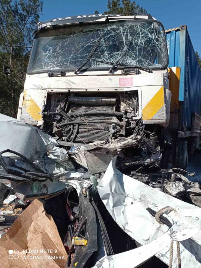 Deprem Bölgesine Giden Tır Kaza Yaptı: 2 Yaralı