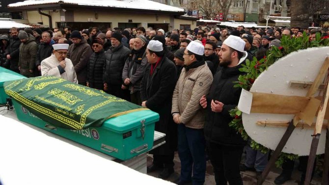 Depremde Enkaz Altında Kalarak Hayatlarını Kaybeden Anne İle Oğlu Toprağa Verildi