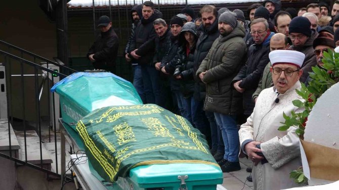 Depremde Enkaz Altında Kalarak Hayatlarını Kaybeden Anne İle Oğlu Toprağa Verildi