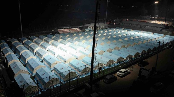 Depremin Hayatı Felç Ettiği Adıyaman’da Kurulan Çadır Kent Havadan Görüntülendi