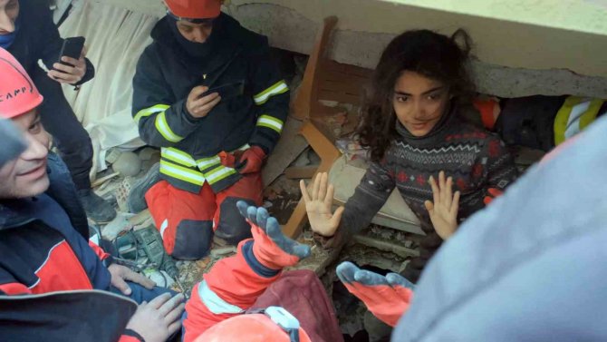 Nefesler Tutuldu, Fatma 84 Saat Sonra Enkazdan Kurtarıldı: "Fatma, Çak Bir Beşlik"