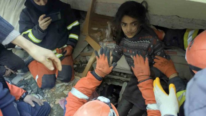 Nefesler Tutuldu, Fatma 84 Saat Sonra Enkazdan Kurtarıldı: "Fatma, Çak Bir Beşlik"