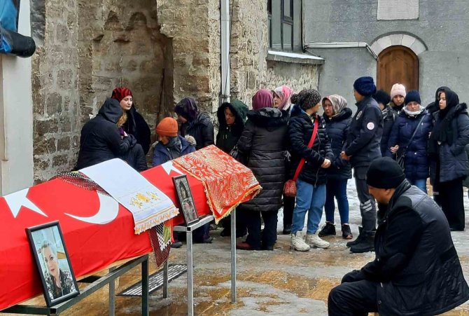 Anne Ve Kızı Enkaz Altında Can Vermişti, Yakınlarının Feryatları Yürekleri Dağladı