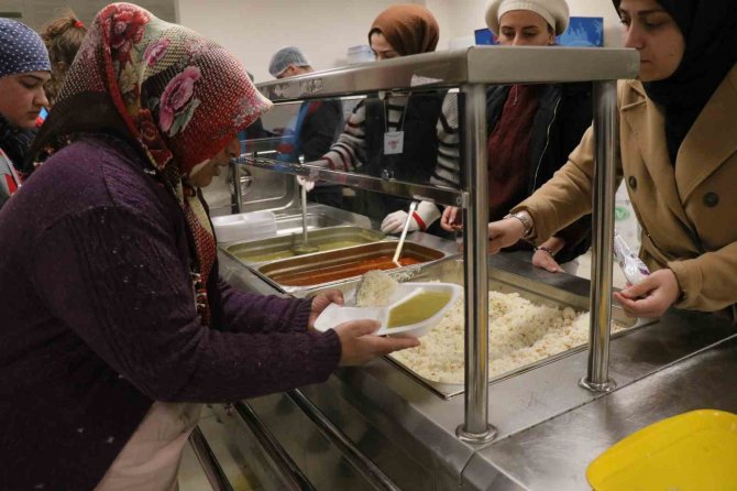 Yurtlarda Konaklayan Depremzedeler: “En Önemlisi Dışarıda Değiliz, Sıcacık Bir Ortamda Yaşıyoruz”