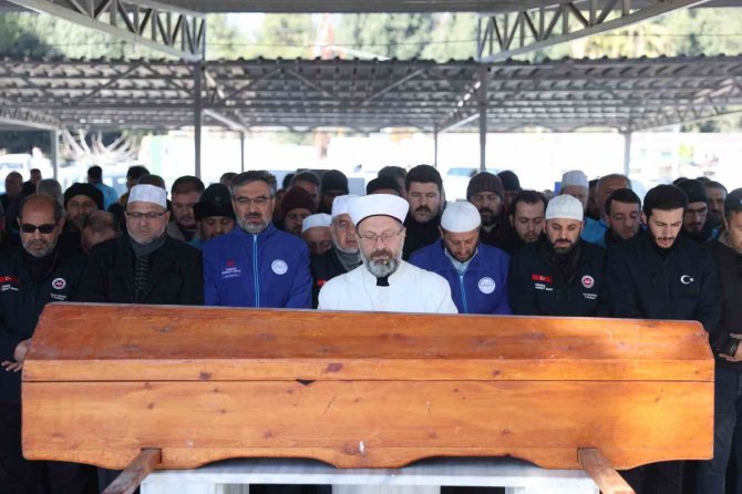 Diyanet İ̇şleri Başkanı Erbaş, Depremde Hayatını Kaybeden Anne Ve Oğlunun Cenaze Namazını Kıldırdı