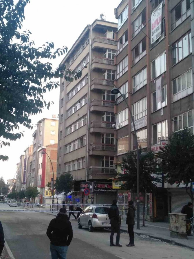 Elazığ’da Beşik Gibi Sallanan Bina Paniğe Neden Oldu